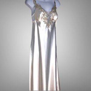 NWT FLORA NIKROOZ “STELLA” LONG IVORY SATIN NIGHTGOWN LUXE VENISE LACE TRIM SM